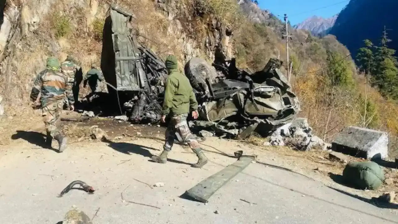Army Truck Accident : లోయలో పడిన ఆర్మీ ట్రక్.. నలుగురు జవాన్లు మృతి Army Truck Accident : లోయలో పడిన ఆర్మీ ట్రక్.. నలుగురు జవాన్లు మృతి