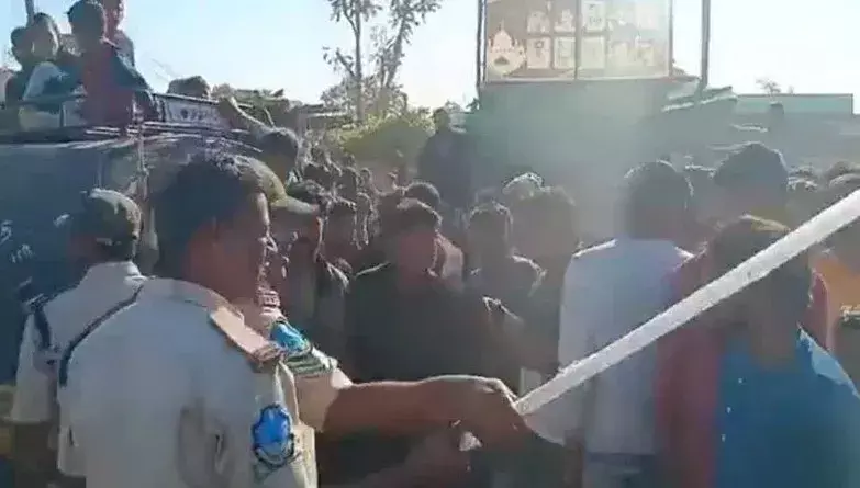 TS: అటవీశాఖ అధికారులపై గ్రామస్తుల దాడి..!