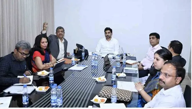 AP: పుస్తకాల భారం తగ్గించి నాణ్యత పెంచాలి: లోకేశ్