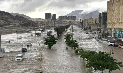 Saudi Arabia: సౌదీ అరేబియాలో భారీ వర్షాలు.. Saudi Arabia: సౌదీ అరేబియాలో భారీ వర్షాలు..