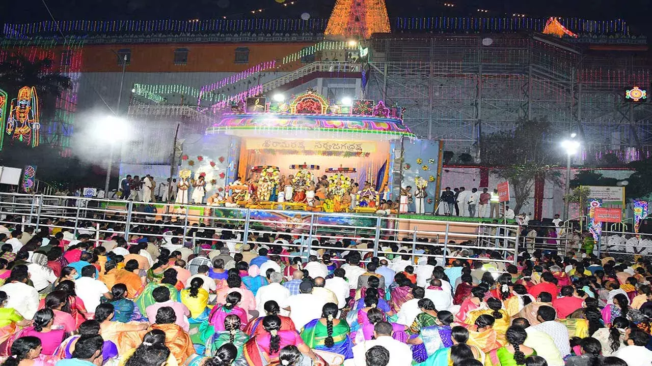 Bhadrachalam : భద్రాచలంలో వైభవంగా వైకుంఠ ఏకాదశి ఉత్సవాలు