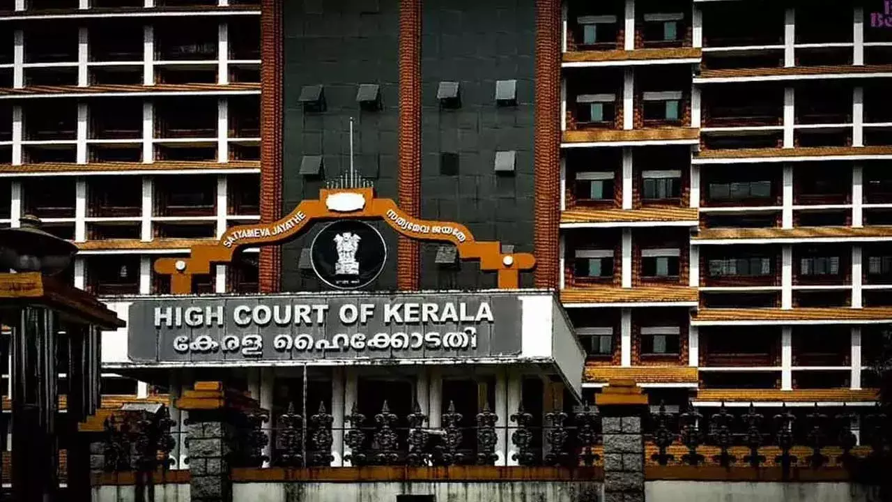 Kerala High Court : విమెన్ బాడీ స్ట్రక్చర్పై కామెంట్లు సెక్సువల్ హరాస్మెంటే: హైకోర్టు Kerala High Court : విమెన్ బాడీ స్ట్రక్చర్పై కామెంట్లు సెక్సువల్ హరాస్మెంటే: హైకోర్టు