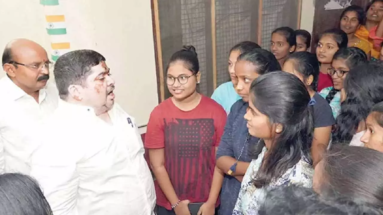 Minister Ponnam : విద్యార్థులకు క్వాలిటీ ఫుడ్ అందించాలి : మంత్రి పొన్నం Minister Ponnam : విద్యార్థులకు క్వాలిటీ ఫుడ్ అందించాలి : మంత్రి పొన్నం