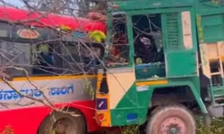 Tamilnadu: బస్సు-ట్రక్కు ఢీ.. నలుగురు మృతి, 30 మందికి గాయాలు Tamilnadu: బస్సు-ట్రక్కు ఢీ.. నలుగురు మృతి, 30 మందికి గాయాలు