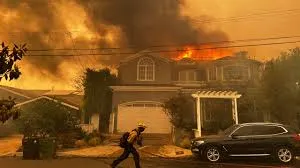 Wildfire: లాస్‌ ఏంజెల్స్‌లో కార్చిచ్చు..వేలాది సంపన్నుల నివాసాలు సైతం బుగ్గిపాలు