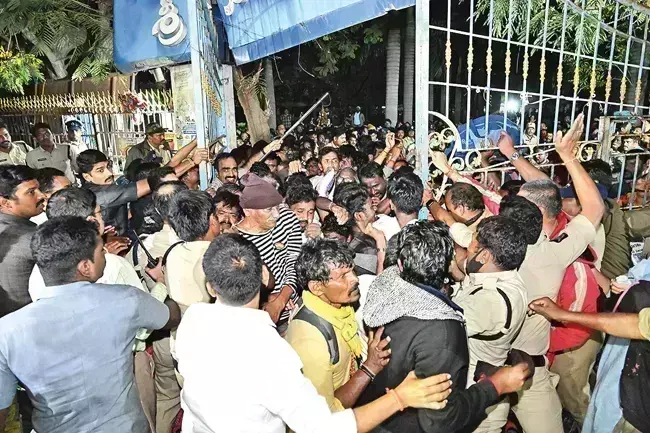 Tirupati: తిరుపతిలో పెనువిషాదం , వైకుంఠ ద్వార దర్శన టోకెన్ల కేంద్రాల తొక్కిసలాటలో 6 గురు మృతి Tirupati: తిరుపతిలో పెనువిషాదం , వైకుంఠ ద్వార దర్శన టోకెన్ల కేంద్రాల తొక్కిసలాటలో 6 గురు మృతి