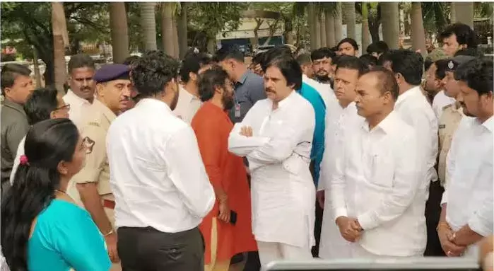 PAWAN: దేశానికి పవన్ కల్యాణ్ క్షమాపణలు PAWAN: దేశానికి పవన్ కల్యాణ్ క్షమాపణలు