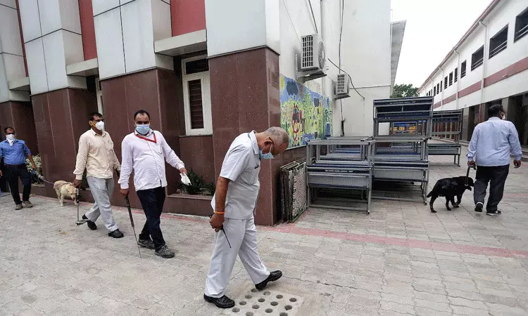 ఢిల్లీలోని 23 పాఠశాలలకు బాంబు బెదిరింపు.. ఇమెయిల్ పంపిన 12వ తరగతి విద్యార్థి ఢిల్లీలోని 23 పాఠశాలలకు బాంబు బెదిరింపు.. ఇమెయిల్ పంపిన 12వ తరగతి విద్యార్థి