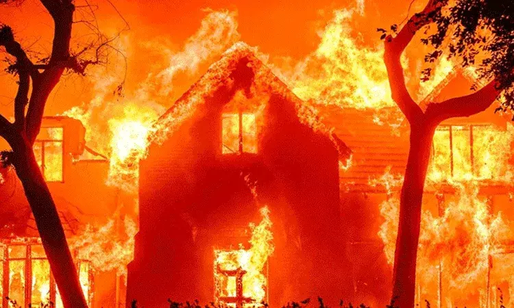 Los Angeles fires: 10 మంది మృతి.. 10వేల భవనాలు ధ్వంసం Los Angeles fires: 10 మంది మృతి.. 10వేల భవనాలు ధ్వంసం