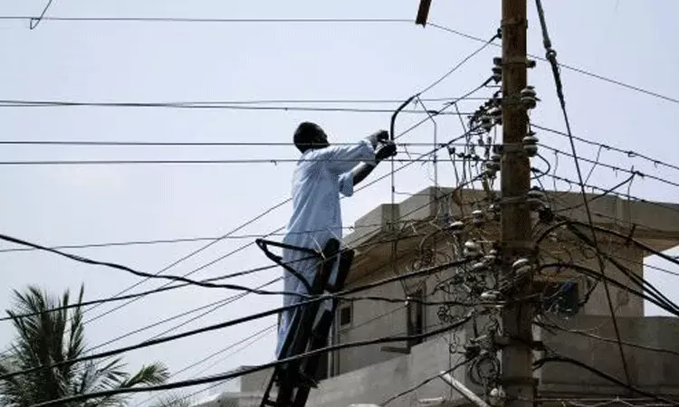 గ్రామం మొత్తానికి విద్యుత్తును నిలిపివేసిన లైన్ మెన్లు.. కారణం తెలిస్తే షాక్ గ్రామం మొత్తానికి విద్యుత్తును నిలిపివేసిన లైన్ మెన్లు.. కారణం తెలిస్తే షాక్