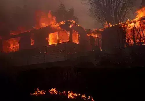 Los Angeles wildfires :  ఆగని కార్చిచ్చు, 10 వేల కట్టడాలు అగ్నికి ఆహుతి Los Angeles wildfires :  ఆగని కార్చిచ్చు, 10 వేల కట్టడాలు అగ్నికి ఆహుతి