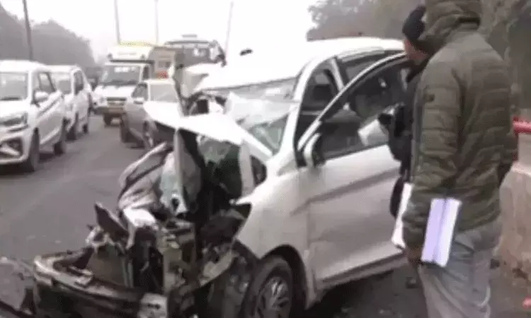 Delhi: ఫ్లైఓవర్పై రెండు కార్లు ఢీ.. ఒకరు మృతి, పరారీలో డ్రైవర్.. Delhi: ఫ్లైఓవర్పై రెండు కార్లు ఢీ.. ఒకరు మృతి, పరారీలో డ్రైవర్..