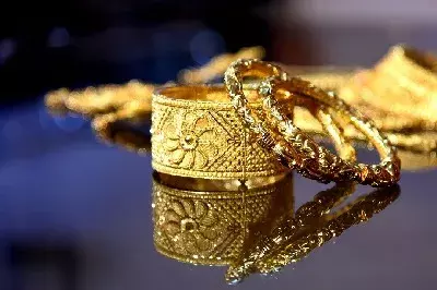 Vijayawada: హైదరాబాద్ నుంచి వస్తుండగా.. కోట్ల విలువైన బంగారంతో డ్రైవర్ జంప్!