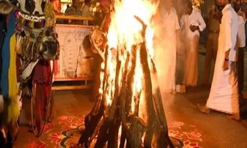 BHOGI: భోగి మంటలతో కళకళలాడుతున్న పల్లెలు