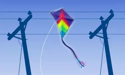 విద్యుత్ లైన్లు, ట్రాన్స్ఫార్మర్ల దగ్గర గాలిపటాలు ఎగురవేయరాదు: డిస్కమ్ అధికారులు హెచ్చరిక విద్యుత్ లైన్లు, ట్రాన్స్ఫార్మర్ల దగ్గర గాలిపటాలు ఎగురవేయరాదు: డిస్కమ్ అధికారులు హెచ్చరిక