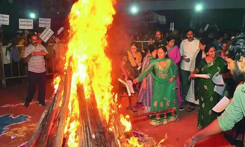 Bhogi Festival : భోగి ప్రత్యేకత ఇదే.. ఈ కార్యక్రమాల్లో పాల్గొనండి Bhogi Festival : భోగి ప్రత్యేకత ఇదే.. ఈ కార్యక్రమాల్లో పాల్గొనండి