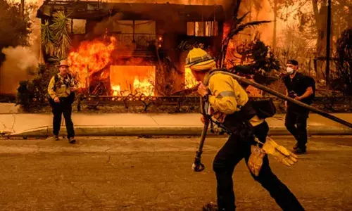 California : కోట్లు ఖర్చుపెట్టి నీళ్లు కొనుక్కుని మంటలు ఆర్పుకుంటున్న హాలీవుడ్ స్టార్స్ California : కోట్లు ఖర్చుపెట్టి నీళ్లు కొనుక్కుని మంటలు ఆర్పుకుంటున్న హాలీవుడ్ స్టార్స్