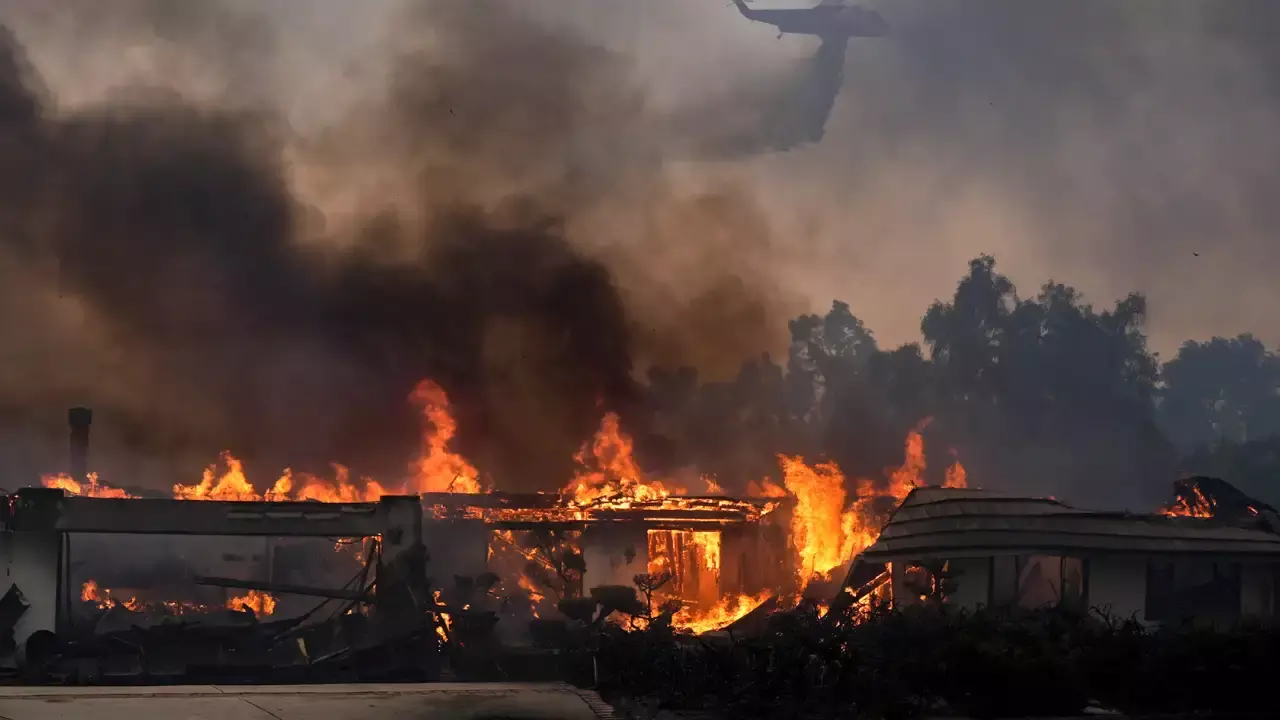 Los Angeles Wildfire : లాస్ ఏంజెల్స్ లో 57 వేల ఇళ్లకు కార్చిచ్చు ముప్పు