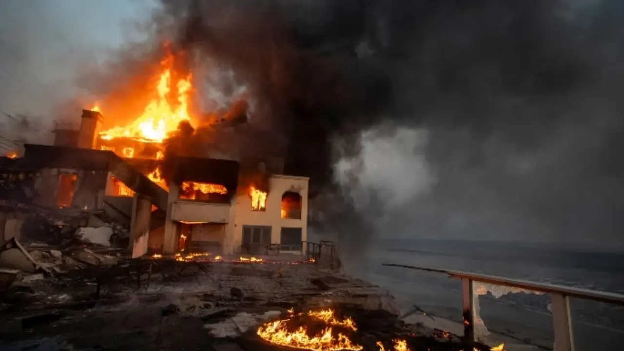 Los Angeles Wildfire : లాస్ ఏంజిల్స్ కార్చిచ్చులో 24 మంది మృతి.. Los Angeles Wildfire : లాస్ ఏంజిల్స్ కార్చిచ్చులో 24 మంది మృతి..
