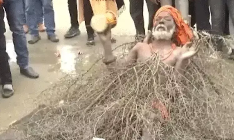 ప్రయాగరాజ్ లో ప్రత్యేక ఆకర్షణ.. ముళ్లమీద పడుకున్న కాంటే వాలే బాబా ప్రయాగరాజ్ లో ప్రత్యేక ఆకర్షణ.. ముళ్లమీద పడుకున్న కాంటే వాలే బాబా