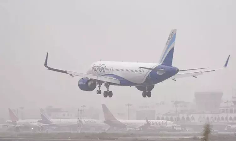 ఢిల్లీని కమ్మేసిన పొగమంచు.. 200 విమానాలు ఆలస్యం, 10 విమానాలు రద్దు ఢిల్లీని కమ్మేసిన పొగమంచు.. 200 విమానాలు ఆలస్యం, 10 విమానాలు రద్దు