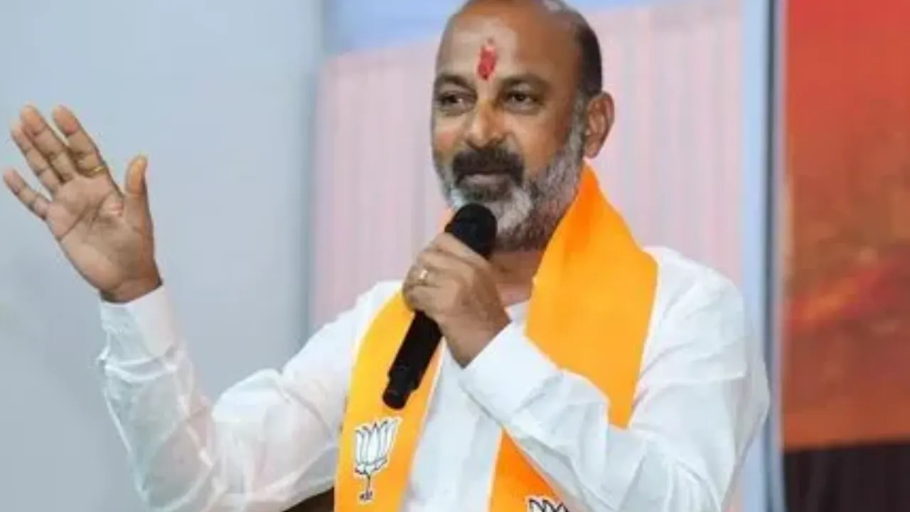 Bandi Sanjay : ఢిల్లీలో రేవంత్ హామీల పోస్టర్ పై బండి సంజయ్ ఆగ్రహం Bandi Sanjay : ఢిల్లీలో రేవంత్ హామీల పోస్టర్ పై బండి సంజయ్ ఆగ్రహం