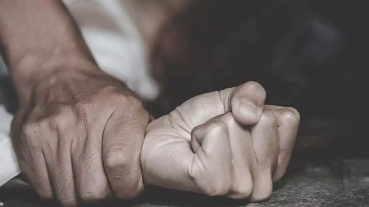 Hyderabad Crime : ఇంజినీరింగ్ అమ్మాయిపై డ్రైవర్ అత్యాచారం Hyderabad Crime : ఇంజినీరింగ్ అమ్మాయిపై డ్రైవర్ అత్యాచారం