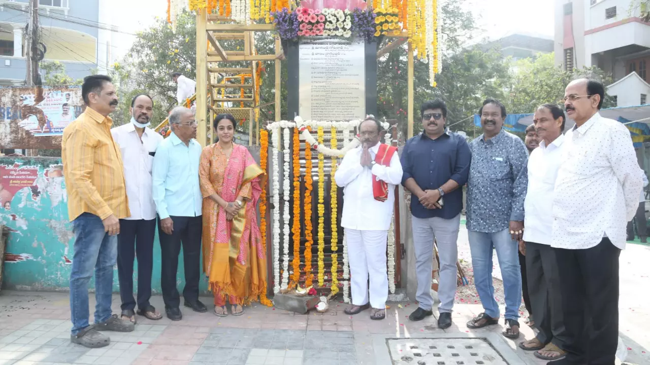 Sr.NTR ఎన్టీఆర్ కు ఘన నివాళులర్పించిన టాలీవుడ్ Sr.NTR ఎన్టీఆర్ కు ఘన నివాళులర్పించిన టాలీవుడ్