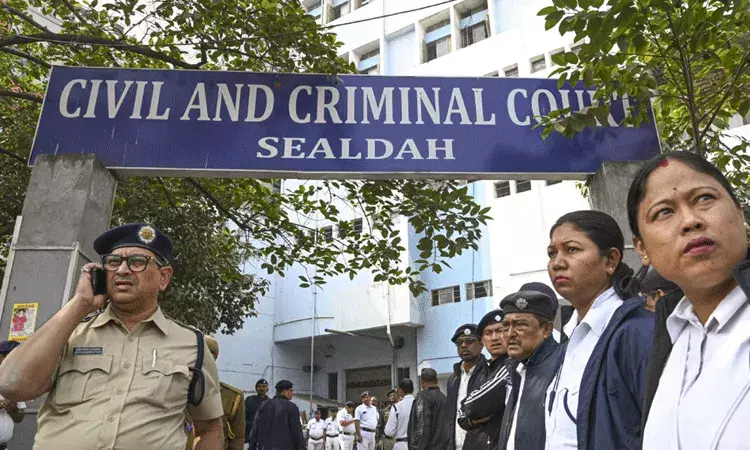 ఆర్జీ కర్ కేసులో కోల్కతా కోర్టు తీర్పు.. బాధితురాలి తండ్రి భావోద్వేగం ఆర్జీ కర్ కేసులో కోల్కతా కోర్టు తీర్పు.. బాధితురాలి తండ్రి భావోద్వేగం