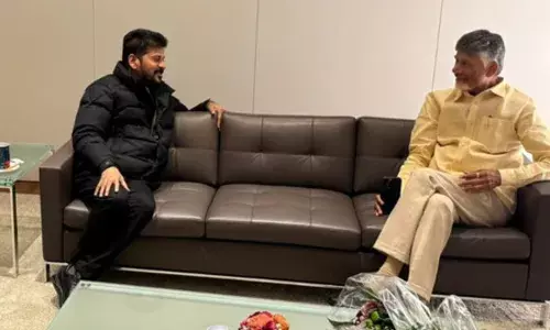 Telugu States CMs : సీఎంలుగా తొలిసారి కలుసుకున్న చంద్రబాబు, రేవంత్.. ఫొటో వైరల్ Telugu States CMs : సీఎంలుగా తొలిసారి కలుసుకున్న చంద్రబాబు, రేవంత్.. ఫొటో వైరల్