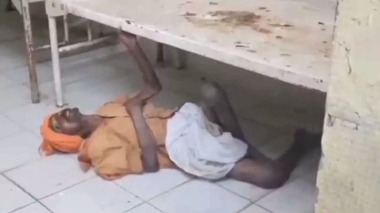 Jagitial Government Hospital : జగిత్యాల సర్కారు దవాఖానలో అమానుష ఘటన Jagitial Government Hospital : జగిత్యాల సర్కారు దవాఖానలో అమానుష ఘటన