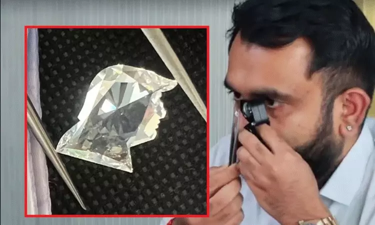 Gujarat: వజ్రంలో ట్రంప్ ప్రతిరూపం.. సూరత్ వ్యాపారుల అద్భుత సృష్టి Gujarat: వజ్రంలో ట్రంప్ ప్రతిరూపం.. సూరత్ వ్యాపారుల అద్భుత సృష్టి