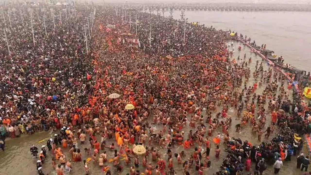 Kumbh Mela : కుంభమేళాకు పోటెత్తిన భక్తులు.. 8 రోజుల్లో 9 కోట్ల మంది రాక Kumbh Mela : కుంభమేళాకు పోటెత్తిన భక్తులు.. 8 రోజుల్లో 9 కోట్ల మంది రాక