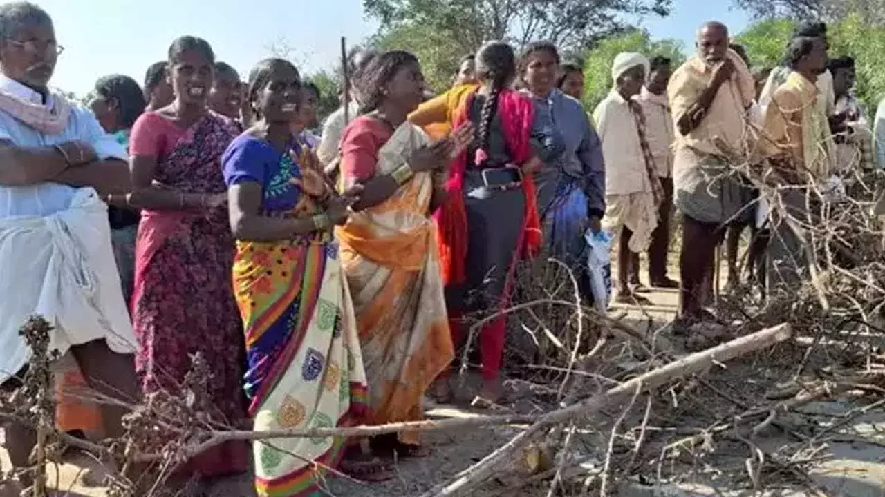 Nagarkurnool District : మైనింగ్ కు వ్యతిరేకంగా రోడ్డెక్కిన రైతులు Nagarkurnool District : మైనింగ్ కు వ్యతిరేకంగా రోడ్డెక్కిన రైతులు
