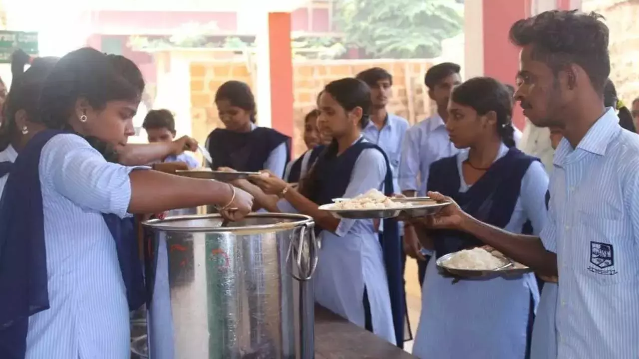 TG : తెలంగాణలో ఇంటర్ కాలేజీల్లో మధ్యాహ్న భోజనం