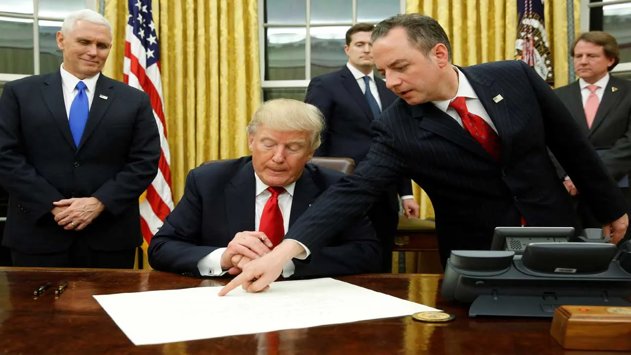 Donald Trump : ప్రమాణం చేసిన తొలిరోజు ట్రంప్ బిజీబిజీగా Donald Trump : ప్రమాణం చేసిన తొలిరోజు ట్రంప్ బిజీబిజీగా