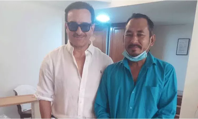 ఆటో డ్రైవర్ని కౌగిలించుకున్న సైఫ్.. ఆశీర్వదించిన షర్మిల ఆటో డ్రైవర్ని కౌగిలించుకున్న సైఫ్.. ఆశీర్వదించిన షర్మిల
