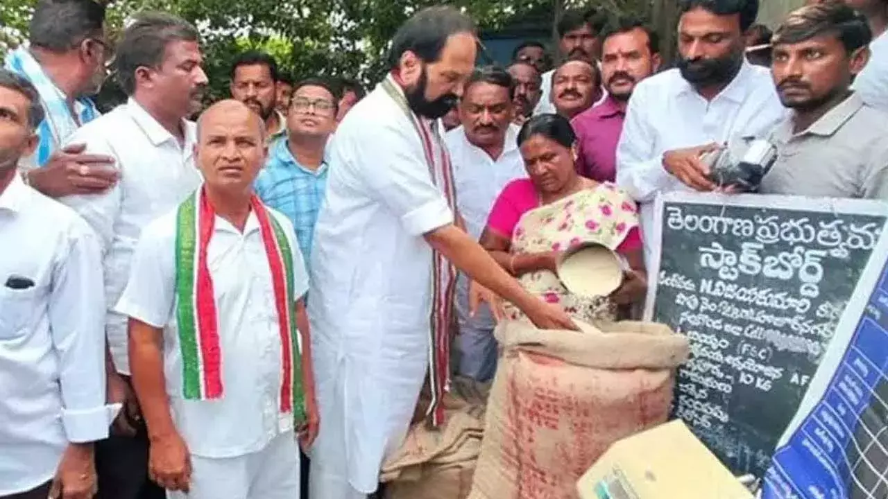 Minister Uttam Kumar : ప్రతి ఒక్కరికీ 6 కిలోల సన్నబియ్యం : మంత్రి ఉత్తమ్ Minister Uttam Kumar : ప్రతి ఒక్కరికీ 6 కిలోల సన్నబియ్యం : మంత్రి ఉత్తమ్