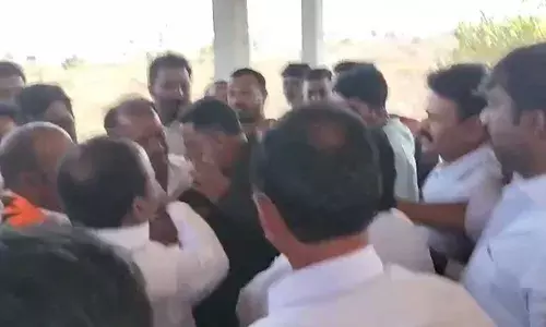 Etela Rajender : పేదల బాధ చూసి ఆవేశంలో కొట్టా: ఈటల Etela Rajender : పేదల బాధ చూసి ఆవేశంలో కొట్టా: ఈటల