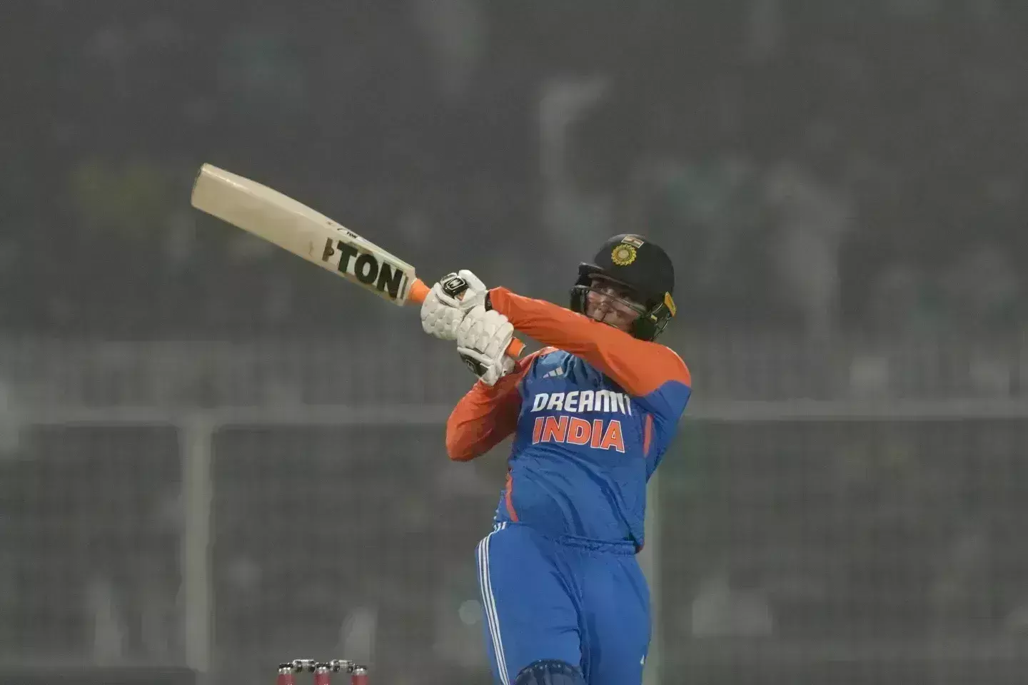TEAM INDIA: షేక్ ఆడించిన అభిషేక్ TEAM INDIA: షేక్ ఆడించిన అభిషేక్