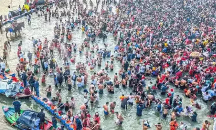 మహా కుంభ్లో మహిళల పవిత్ర స్నానాలు.. అభ్యంతర క్లిప్ను షేర్ చేసిన జర్నలిస్ట్ అరెస్ట్ మహా కుంభ్లో మహిళల పవిత్ర స్నానాలు.. అభ్యంతర క్లిప్ను షేర్ చేసిన జర్నలిస్ట్ అరెస్ట్