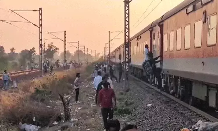 Jalagon Train Accident: 13కి పెరిగిన మృతుల సంఖ్య.. ఎక్స్ గ్రేషియా ప్రకటించిన రైల్వే శాఖ Jalagon Train Accident: 13కి పెరిగిన మృతుల సంఖ్య.. ఎక్స్ గ్రేషియా ప్రకటించిన రైల్వే శాఖ