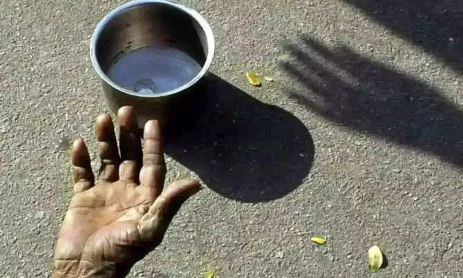 Indore: బిచ్చమేశాడని కేసు బుక్ చేసిన పోలీసులు