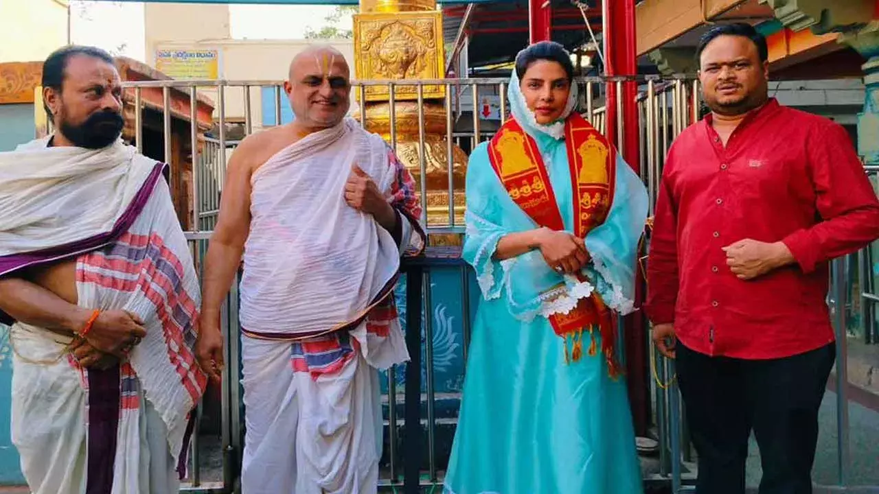 Priyanka Chopra : మొన్న చిలుకూరులో.. నేడు దోమకొండలో ప్రియాంక పూజలు