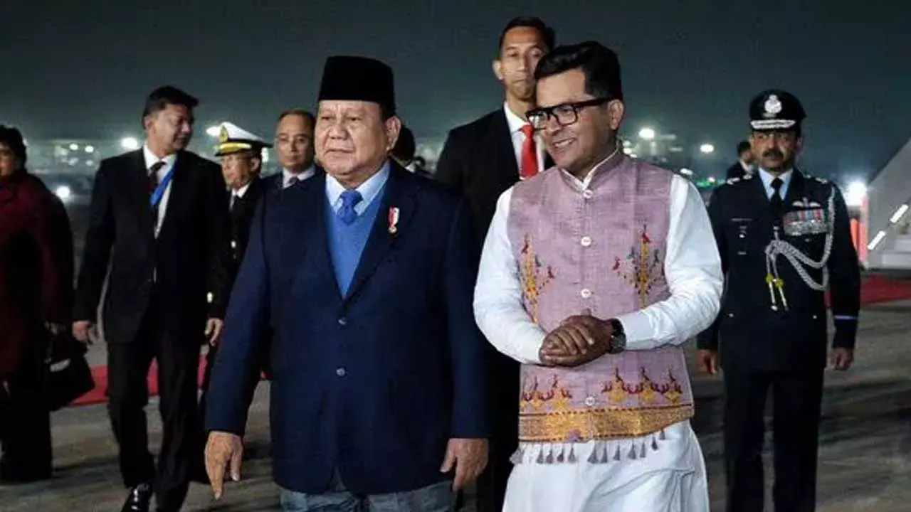 Indonesian President : భారత్ చేరుకున్న ఇండోనేషియా అధ్యక్షుడు Indonesian President : భారత్ చేరుకున్న ఇండోనేషియా అధ్యక్షుడు