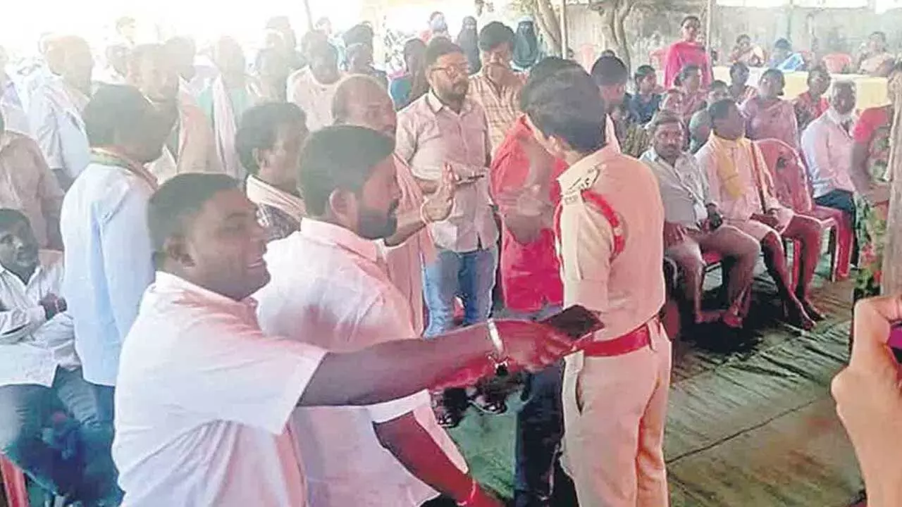 TG : శామీర్ పేట రేషన్లు, పెన్షన్ల గ్రామ సభలో రసాభాస TG : శామీర్ పేట రేషన్లు, పెన్షన్ల గ్రామ సభలో రసాభాస