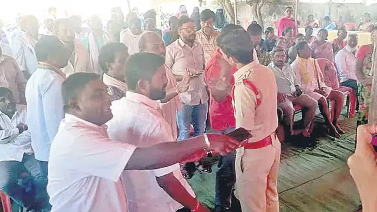 TG : శామీర్ పేట రేషన్లు, పెన్షన్ల గ్రామ సభలో రసాభాస TG : శామీర్ పేట రేషన్లు, పెన్షన్ల గ్రామ సభలో రసాభాస