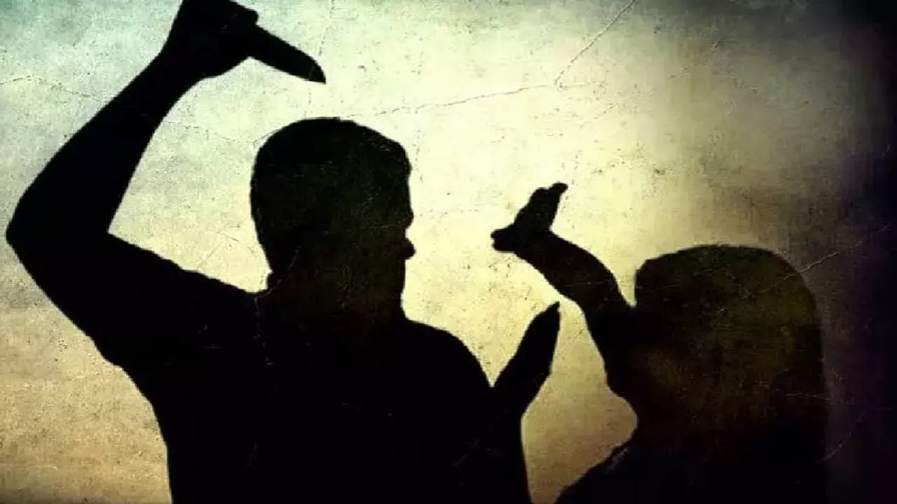 Murder Attempt : ఇంటర్ అమ్మాయిపై మర్డర్ అటెంప్ట్.. చైతన్య పురిలో కలకలం Murder Attempt : ఇంటర్ అమ్మాయిపై మర్డర్ అటెంప్ట్.. చైతన్య పురిలో కలకలం