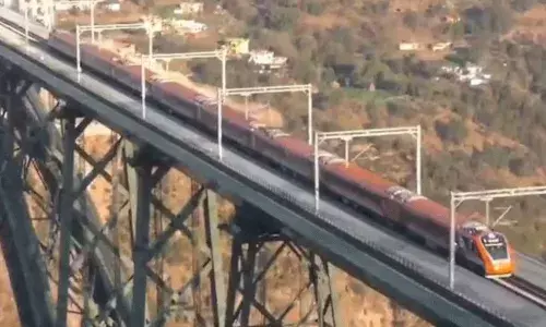 Jammu & Kashmir: ప్రపంచంలోనే అత్యంత ఎత్తైన రైలు వంతెనపై వందే భారత్ .. Jammu & Kashmir: ప్రపంచంలోనే అత్యంత ఎత్తైన రైలు వంతెనపై వందే భారత్ ..