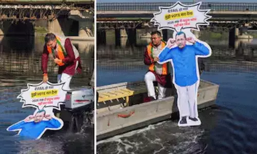 వేడెక్కుతున్న ఢిల్లీ రాజకీయాలు.. యమునా నదిలో కేజ్రీ పోస్టర్ డంపింగ్.. వేడెక్కుతున్న ఢిల్లీ రాజకీయాలు.. యమునా నదిలో కేజ్రీ పోస్టర్ డంపింగ్..